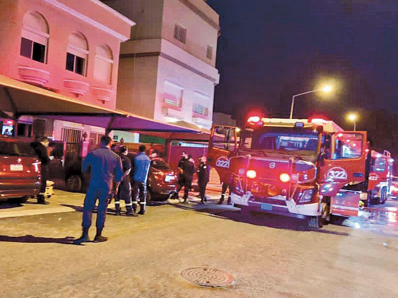 جانب من عملية إخماد الحريق