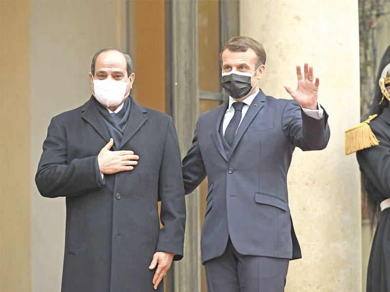 الرئيس الفرنسي إيمانويل ماكرون مستقبلاً الرئيس المصري عبدالفتاح السيسي على مدخل الإليزيه أمس (أ ف ب)