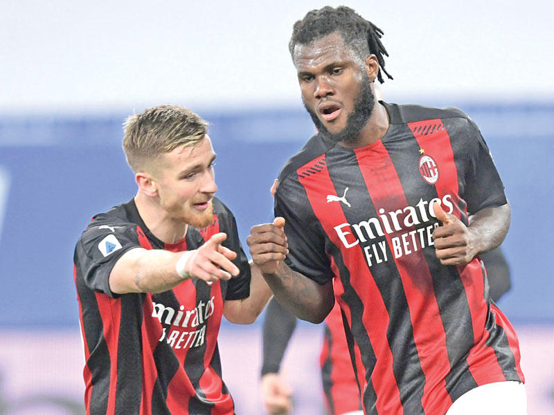 كيسييه نجم ميلان يحتفل بهدفه