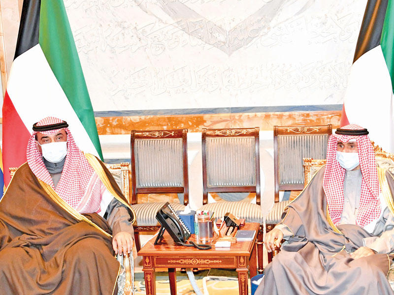 صاحب السمو أمير البلاد الشيخ نواف الأحمد مستقبلاً  سمو الشيخ صباح الخالد بعد تكليفه تشكيل الحكومة الجديدة أمس
