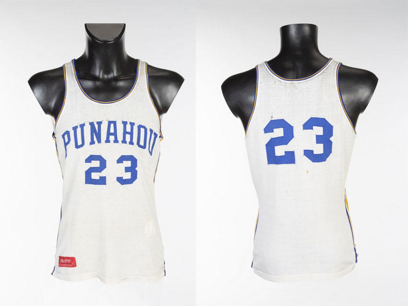 القميص الذي ارتداه الرئيس الأميركي السابق باراك أوباما عندما كان يلعب لفريق كرة السلة في مدرسة Punahou School الثانوية الذي ارتداه في هونولولو