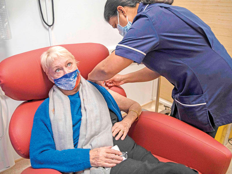 بريطانية تتلقى لقاح «فايزر» بمستشفى في كوفنتري أمسt (أ ف ب)