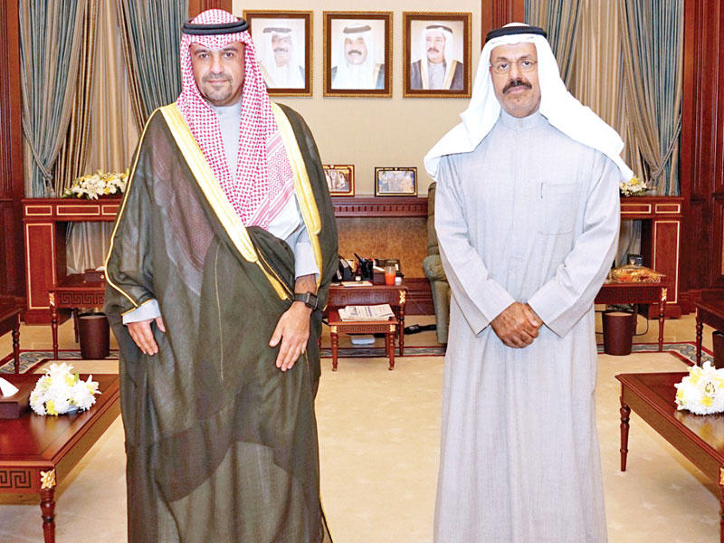 نائب رئيس الحرس الوطني الفريق أول متقاعد الشيخ أحمد النواف  مستقبلاً نائب رئيس مجلس الوزراء وزير الداخلية وزير الدولة لشؤون مجلس الوزراء أنس الصالح أمس