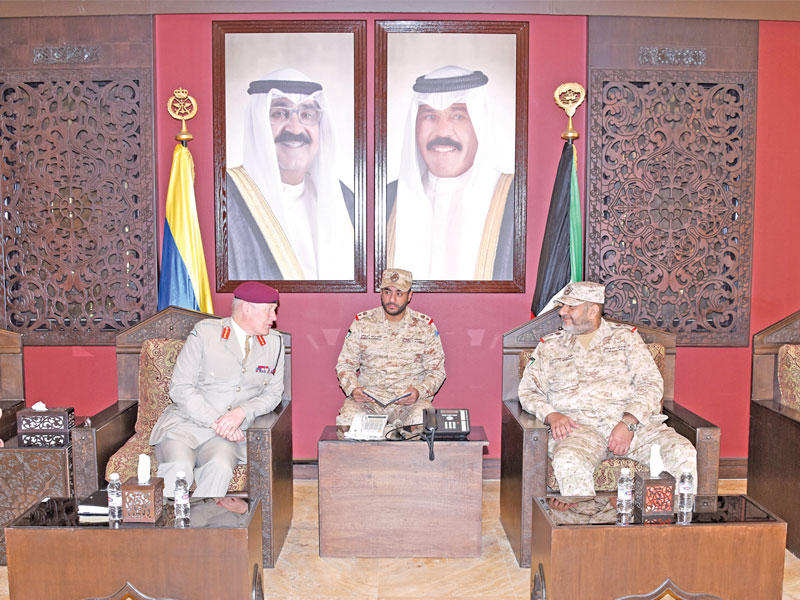 رئيس الأركان العامة للجيش الفريق الركن خالد الصالح مستقبلاً الضيف البريطاني 