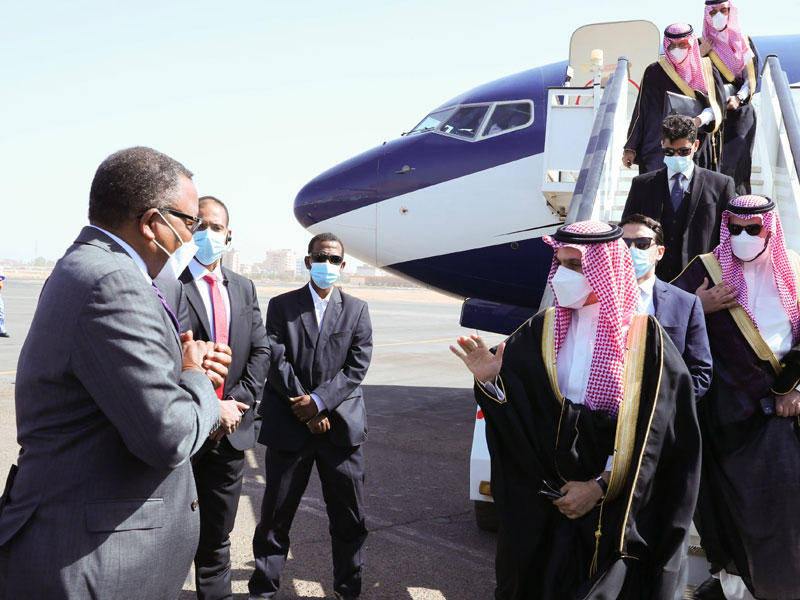 وزير الخارجية السعودي فيصل بن فرحان خلال زيارتة إلى الخرطوم