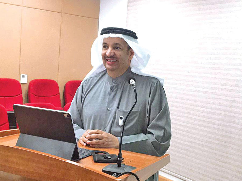 وزير الدولة لشؤون البلدية وليد الجاسم مستعرضاً برنامج منصة البيانات