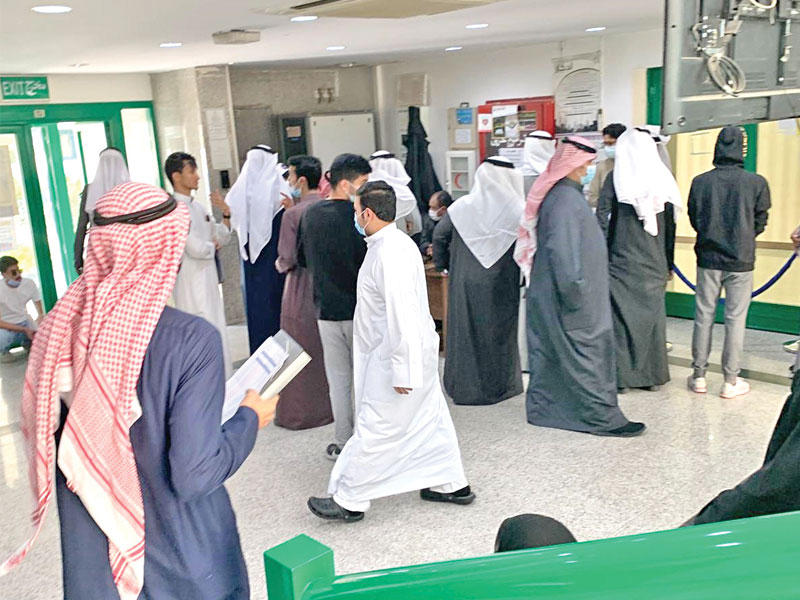  ازدحام طلابي أمام مكتب العميد