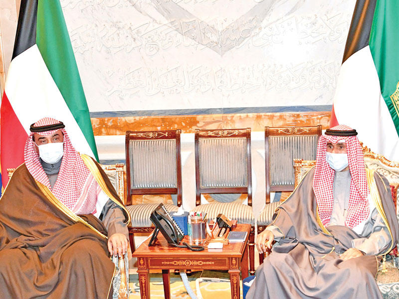 سمو أمير البلاد الشيخ نواف الأحمد الصباح مستقبلاً سمو الشيخ صباح الخالد بعد تكليفه تشكيل الحكومة أمس