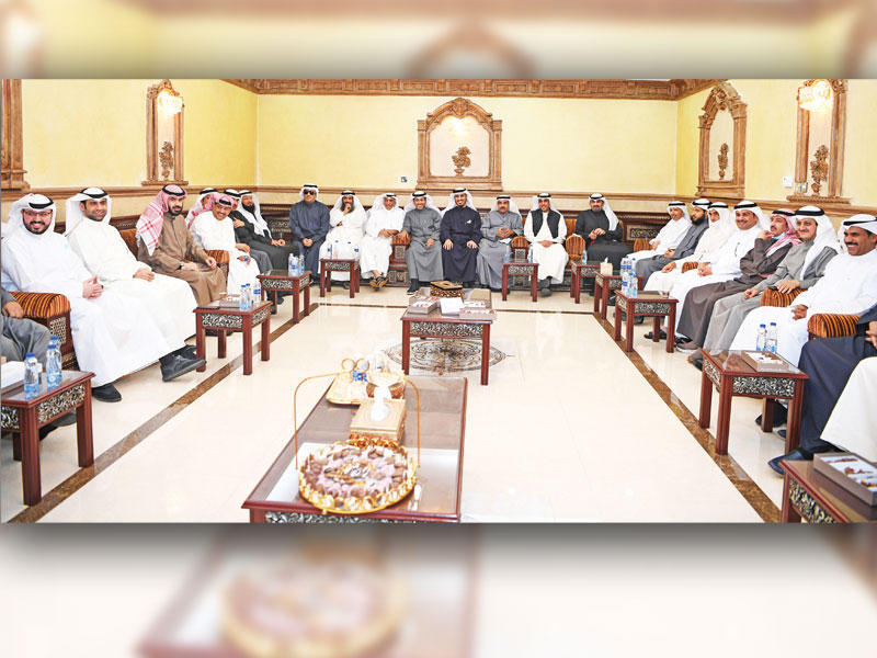 النواب ال38 مجتمعين في ديوان الداهوم أمس الأول (تصوير عبدالله الخلف)