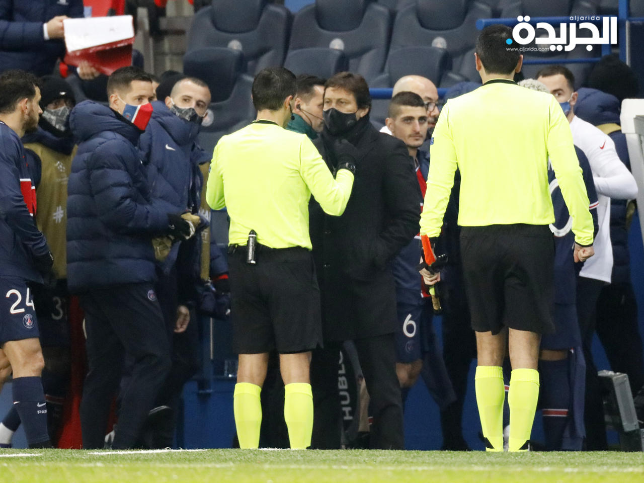 حكم المباراة يحاول تخفيف الاحتقان بالملعب