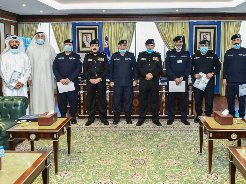 وكيل وزارة الداخلية الفريق عصام النهام متوسطا المكرمين