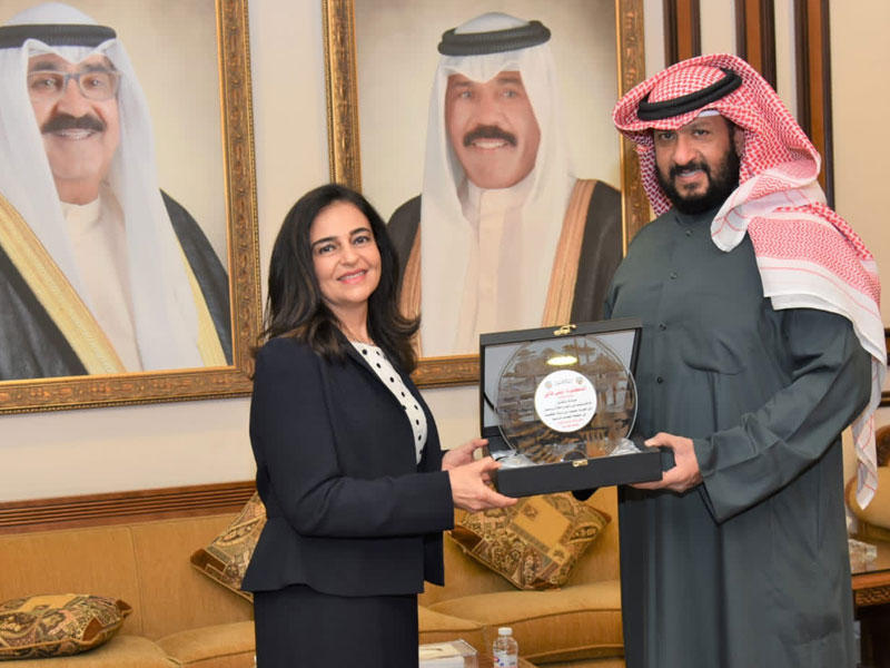  محافظ العاصمة الشيخ طلال الخالد مكرماً إحدى المشاركات في التجربة