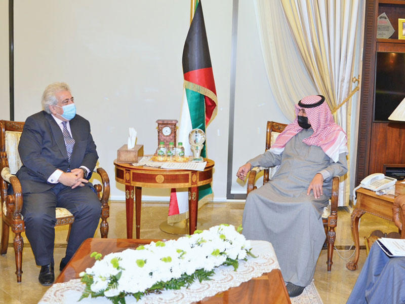  نائب وزير الخارجية خالد الجارالله  مستقبلاً السفير البرازيلي أمس