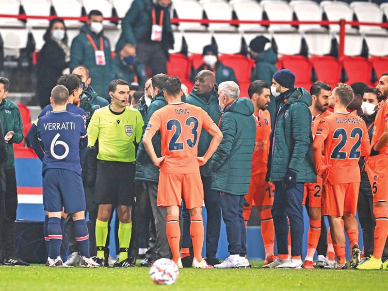 جانب من المناوشات بين لاعبي الفريقين والطاقم التحكيمي