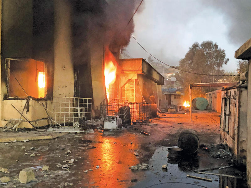 متظاهرون يحرقون مبنى حكومياً في السليمانية قبل أيام (رويترز)