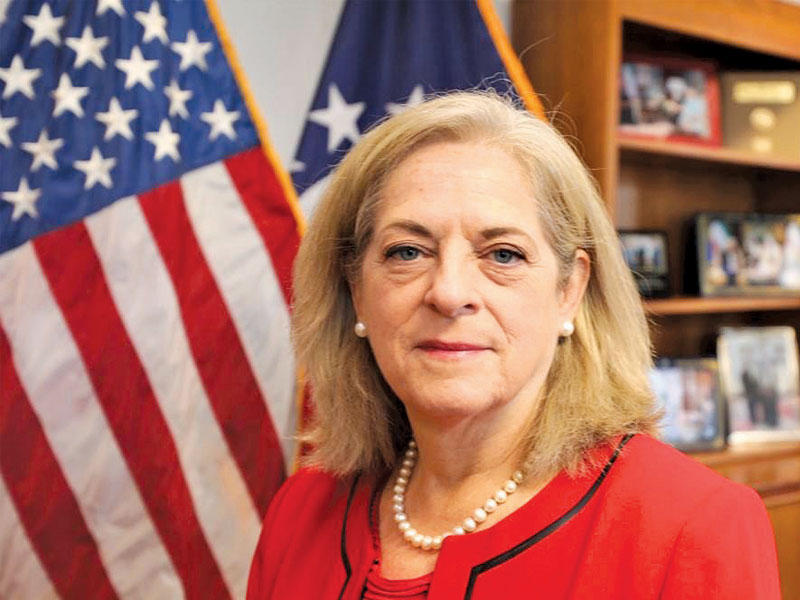 السفيرة الأميركية لدى البلاد ألينا رومانوسكي