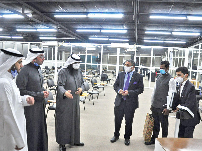 رئيس جمعية المهندسين، فيصل العتل والسفير الهندي خلال الجولة بـ«المهندسين»