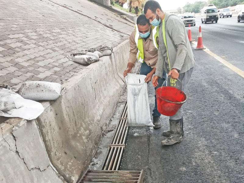 تنظيف منهول على أحد الطرق السريعة