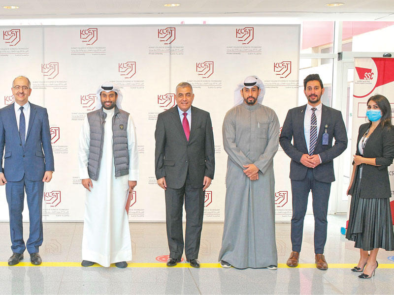 صورة جماعية تجمع أسرة الكلية مع وفد منصة دورات