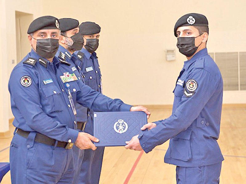 رئيس قوة الإطفاء العام لقطاع تنمية الموارد البشرية اللواء محمد الشطي يسلم خريجاً شهادته 