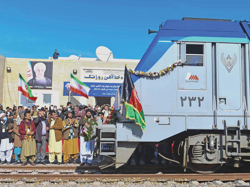 مسؤولون أفغان في استقبال أول قطار يربط بين إيران وأفغانستان في غوريان بهرات أمس (أ ف ب)