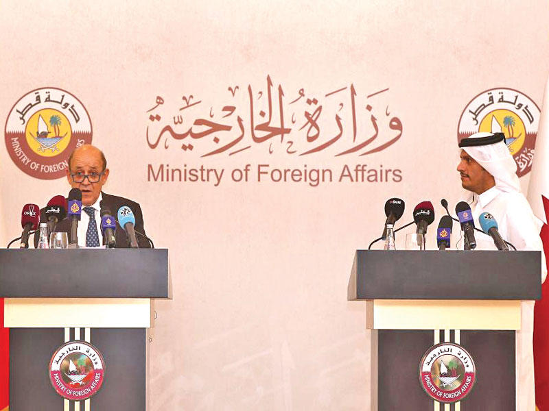 وزير الخارجية الفرنسي جان إيف لودريان مع نظيره القطري محمد بن عبدالرحمن