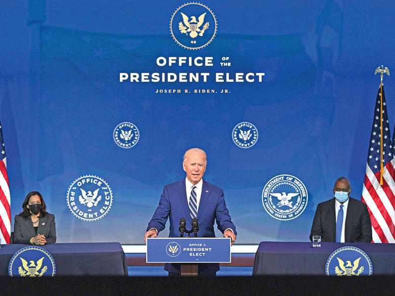 جو بايدن متوسطاً نائبته ومرشحه لوزارة الدفاع أمس الأول    (أ ف ب)