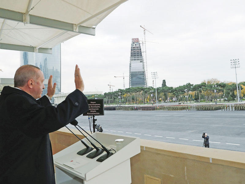 الرئيس التركي رجب طيب إردوغان يحيي الجنود خلال العرض العسكري في باكو أمسt (أ ف ب)