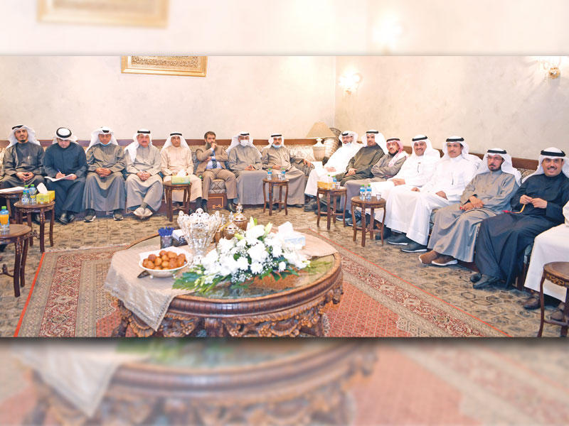 جانب من اجتماع النواب في ديوان الكندري أمس الأول