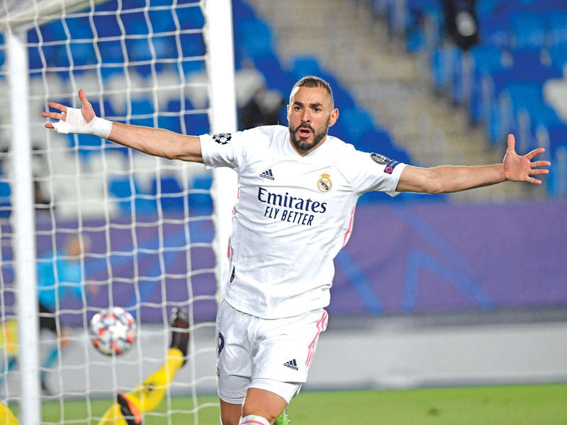 بنزيمة نجم الريال يحتفل بعد إحرازه هدفاً في مرمى مونشنغلادباخ