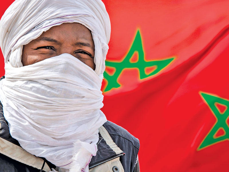 أحد رجال القبائل على الحدود بين المغرب والصحراء الغربية (أ ف ب)