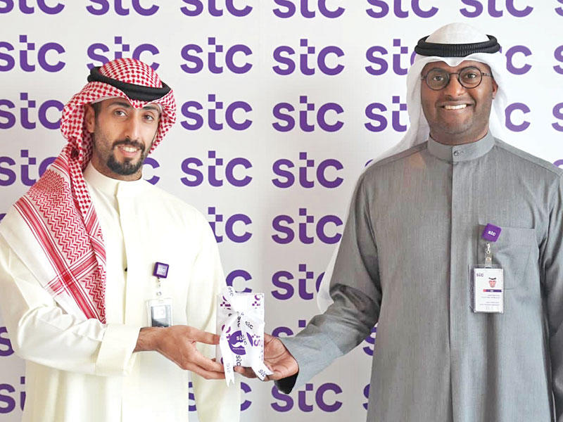 يوسف المقرون خلال تسليم إحدى الجوائز