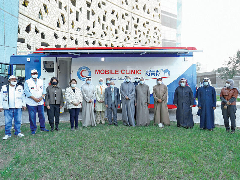 لقطة جماعية لفريق عمل وزارة الصحة و«الهلال الأحمر» و«الوطني» يتوسطهم د. باسل الصباح ود. هلال الساير وناصر الساير وعصام الصقر