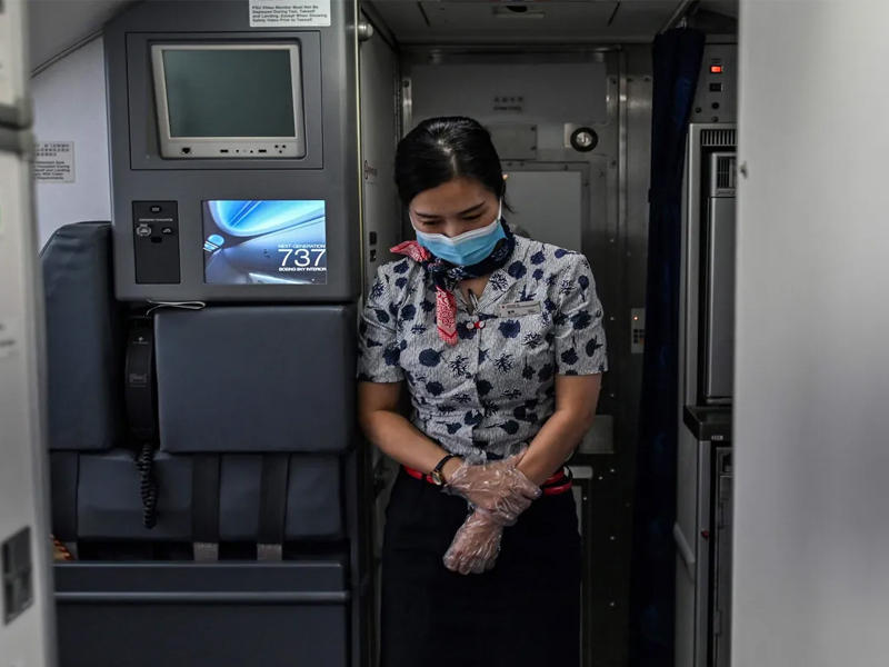 فرض الحفاضات على أطقم الطائرات