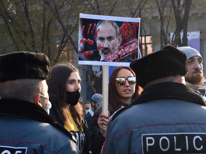 أرمن يحتجون ضد الاتفاق المبرم مع أذربيجان بشأن إقليم كاراباخ في يريفان أمس الأول (أ ف ب)