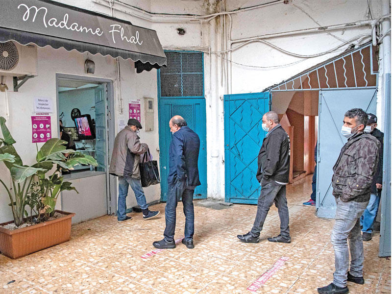 مغاربة ينتظرون دورهم للشراء من فرن يبيع المنتجات اليهودية الحلال في مدينة الدار البيضاء أمس          (أ ف ب)