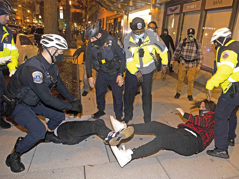 توقيفات خلال مواجهات بين أنصار ترامب ومعارضيه في واشنطن أمس الأول (أ ف ب)