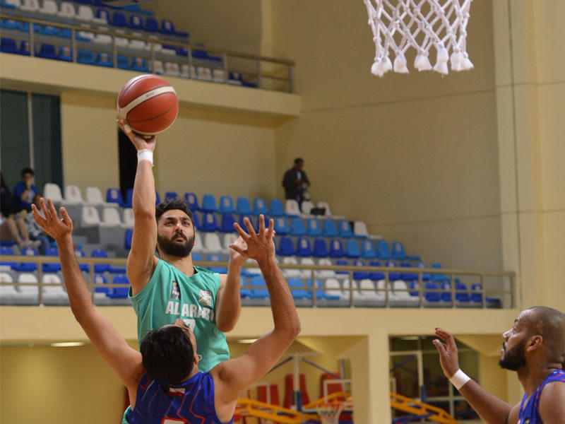 جاسم التميمي لاعب العربي يصوب في سلة الشباب