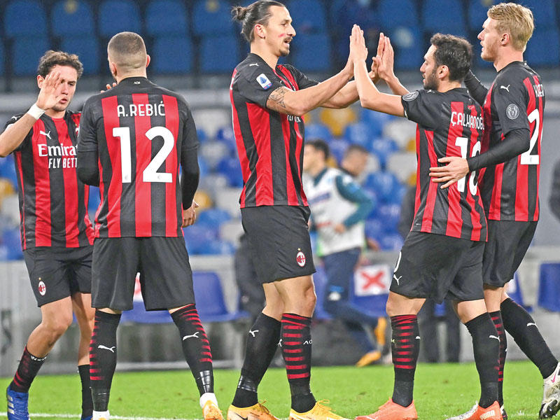 لاعبو ميلان خلال مباراة سابقة