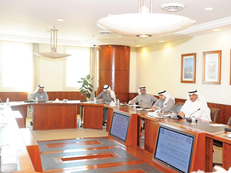 جانب من اجتماع لجنة التجارة والنقل أمس