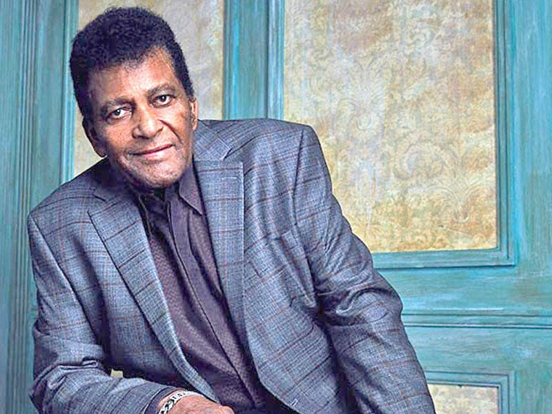 نجم موسيقى الريف الأميركي تشارلي برايد 