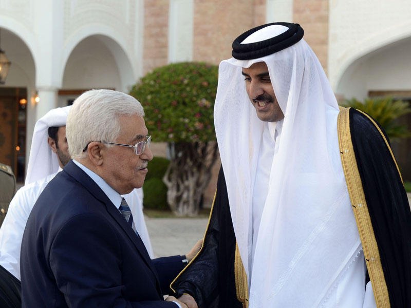 أمير قطر تميم بن حمد مع الرئيس الفلسطيني محمود عباس