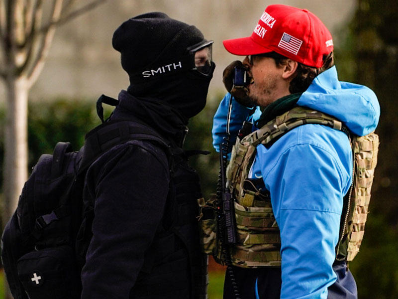 مواجهة بين مؤيد ومعارض لترامب في واشنطن أمس الأول  (أ ف ب)