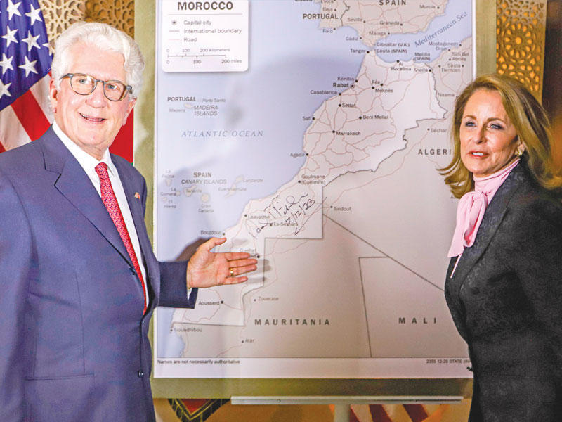 السفير الأميركي في الرباط وزوجته خلال الإعلان عن اعتماد خريطة جديدة للمغرب تضم الصحراء الغربية   (ا ف  ب)