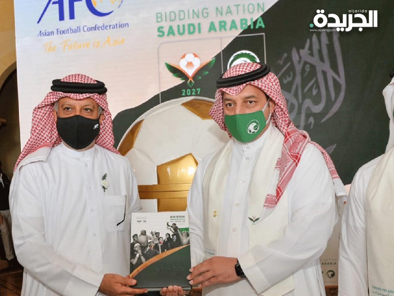 الشيخ سلمان بن إبراهيم آل خليفة رئيس الاتحاد القاري يتسلم الملف