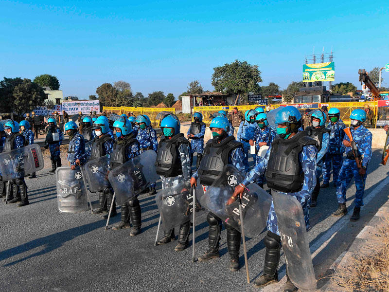 نشر‭ ‬قوات الشرطة ونصب المتاريس لمنع المزارعين من دخول نيودلهي