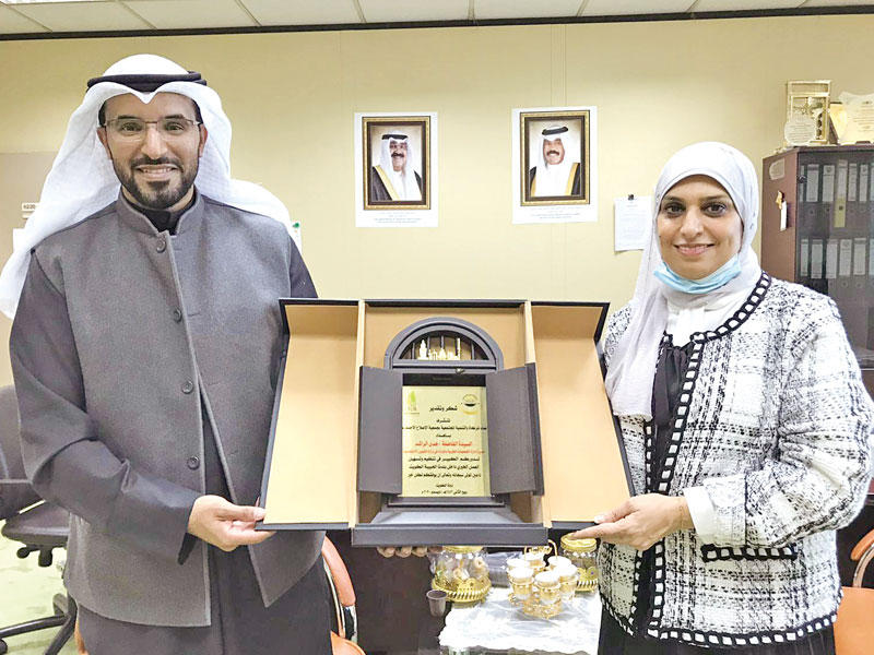 مديرة إدارة الجمعيات الخيرية بوزارة الشؤون الاجتماعية هدى الراشد خلال تكريمها من «نماء»