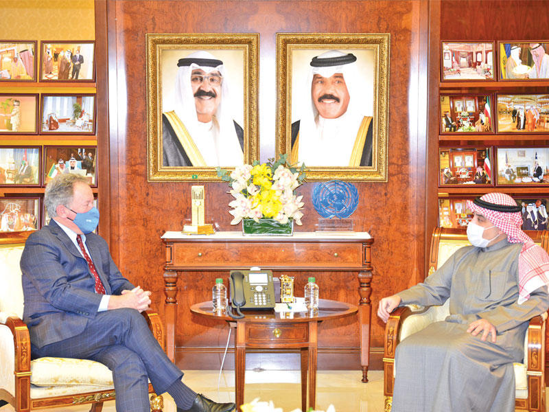  وزير الخارجية وزير الإعلام بالوكالة الشيخ د. أحمد الناصر مستقبلاً مسؤول برنامج «الأغذية العالمي» أمس