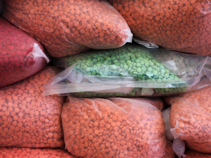 اكياس من مادة الميثامفيتامين المخدرة