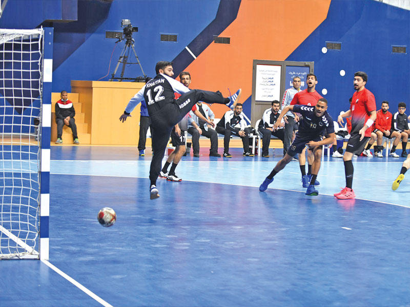 فواز عبدالهادي يصوِّب على مرمى خيطان